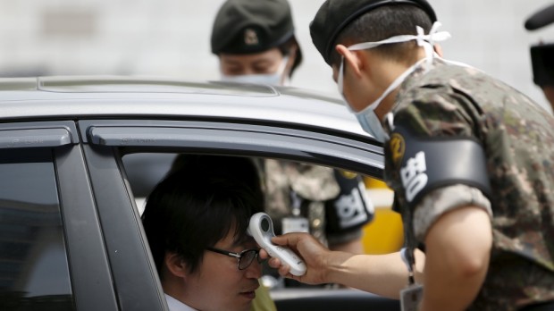 Coreano é testado para o vírus do MERS. Crédito Reuters