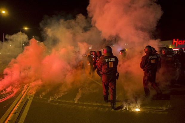 Policiais reagem a protestos contra imigrantes em Heidenau, no sábado (22). Crédito Axel Schmidt/Reuters