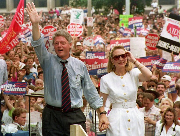 Hillary Clinton em vestido branco, em 1992, ao lado de Bill Clinton. Crédito  Tim Clary/AFP