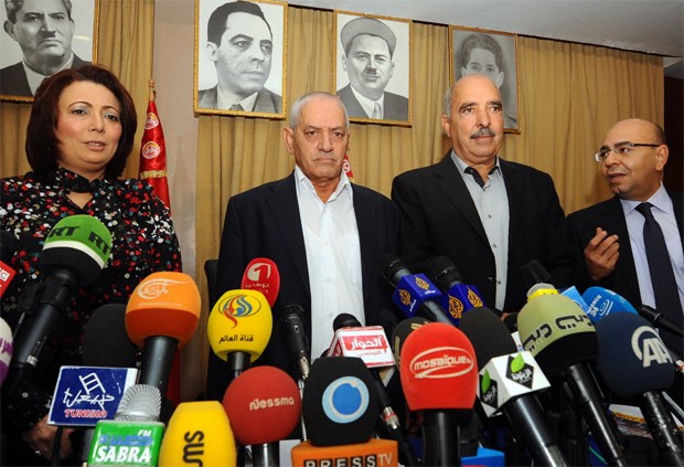 A partir da esquerda, Wided Bouchamaoui (Utica), Houcine Abbassi (UGTT), Abdessattar ben Moussa (Liga dos Direitos Humanos) e Mohamed Fadhel Mahmoud (Ordem dos Advogados), em foto de 2013