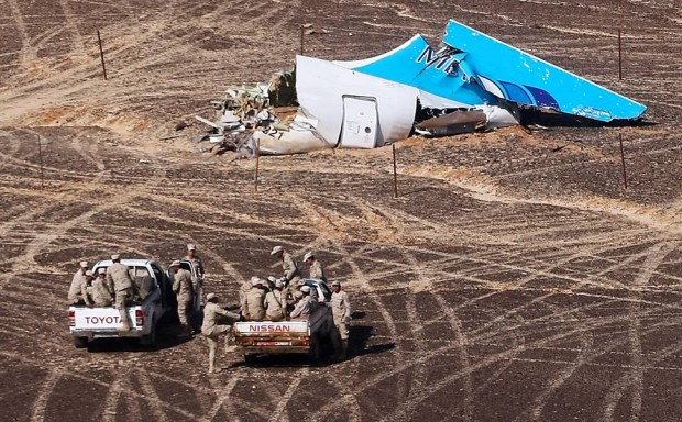 Restos do avião russo que caiu no deserto do Sinai.