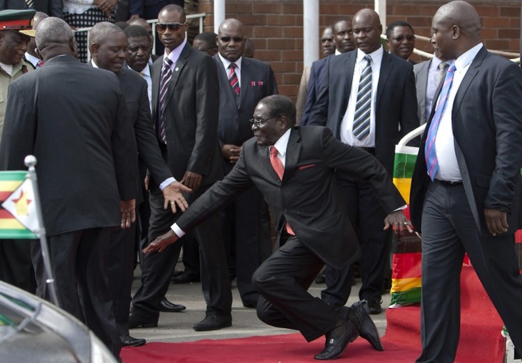 Presidente do Zimbábue tropeça. Crédito Associated Press