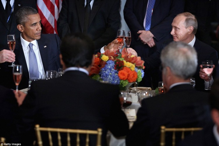 Obama e Putin em um brinde descontraído na Assembleia-Geral da ONU. Crédito Chip Somodevilla/Getty Images