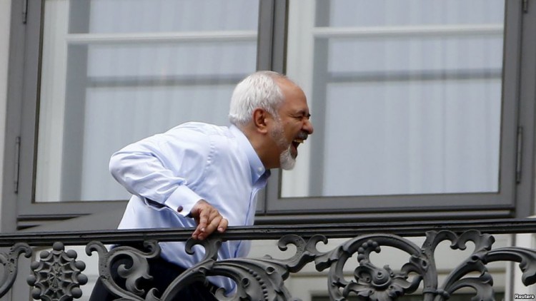 Chanceler iraniano Javad Zarif rindo durante negociações nucleares. Crédito Leonhard Foeger/Reuters