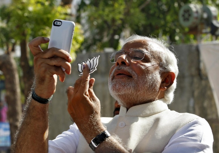 O premiê indiano Narendra Modi faz "selfie". Crédito Reuters