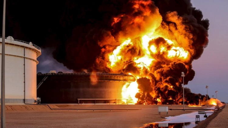 Explosão em tanque de petróleo em Ras Lanuf, Líbia. Crédito Reuters