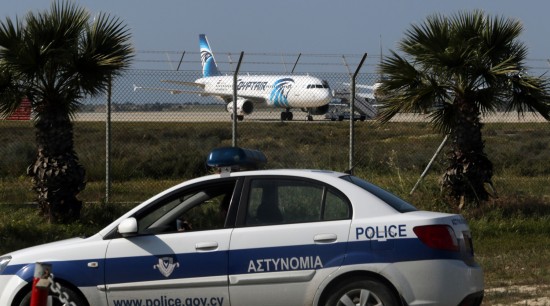 Polícia do Chipre isola parte do aeroporto onde pousou aeronave da EgyptAir sequestrada. Crédito Yiannis Kourtoglou/Reuters