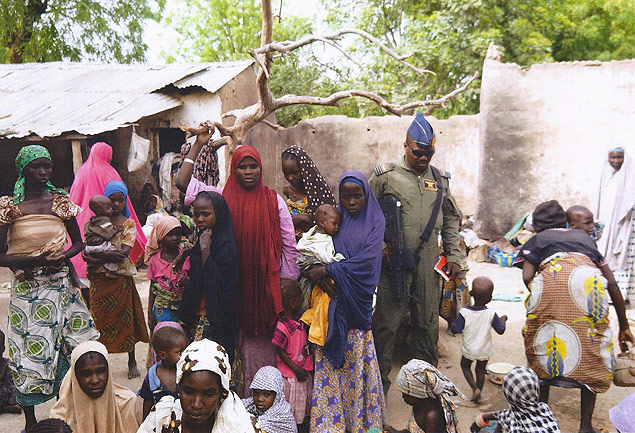 Imagem divulgada pelo Exército nigeriano em 2015 mostra grupo resgatado do Boko Haram. Crédito Exército da Nigéria/AFP