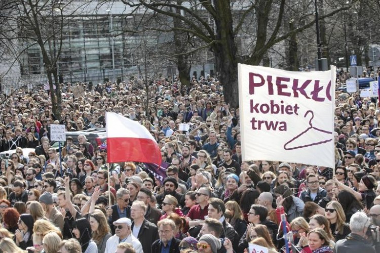 Protesto diante do Parlamento polonês. Crédito Reuters