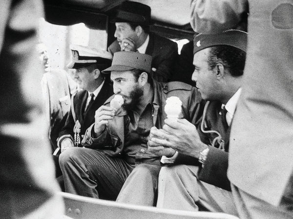 Fidel Castro toma sorvete no Bronx, em 1959. Crédito Meyer Liebowitz/Getty Images)