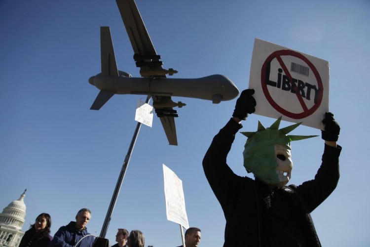 Protesto contra drones em 2013. Crédito Jonathan Ernst/Reuters