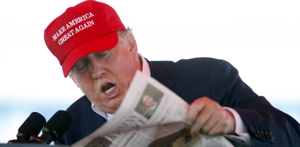 Donald Trump lê o jornal "Wall Street Journal"