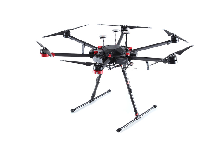 Foto de divulgação do drone do modelo DJI M-600. O equipamento é preto e tem seis hélices (Crédito: Divulgação)