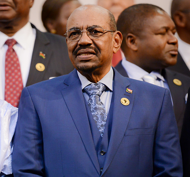 O ditador do Sudão, Omar al-Bashir, é acusado de genocídio e crimes contra a humanidade